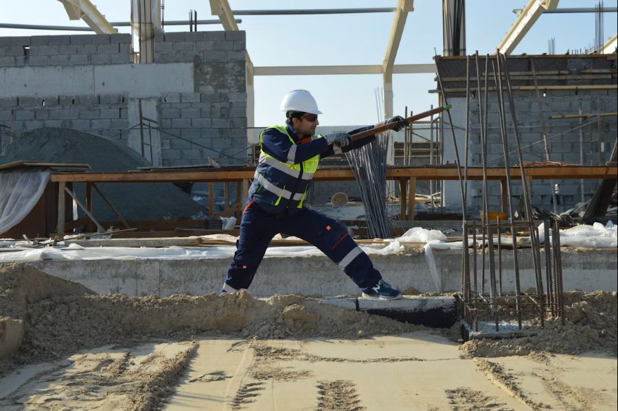 Profesionales de construcción con vestuario laboral personalizado Landalan