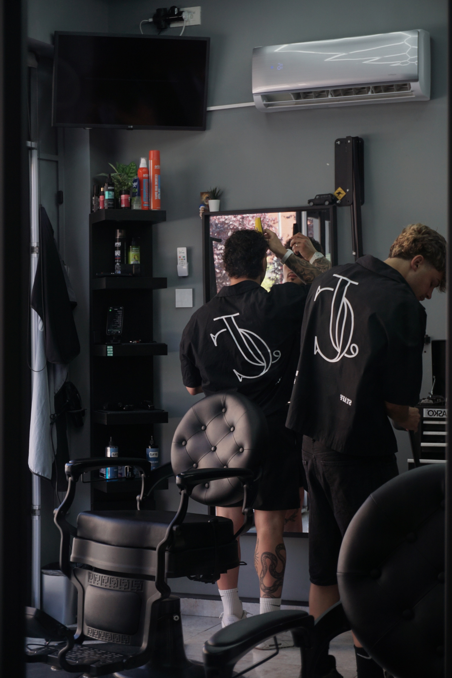 Profesionales de estética con vestuario laboral personalizado Landalan
