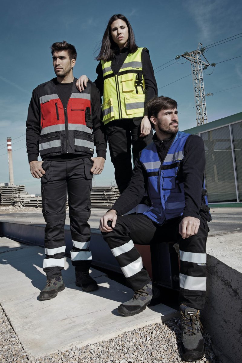Profesionales de industria con vestuario laboral personalizado Landalan